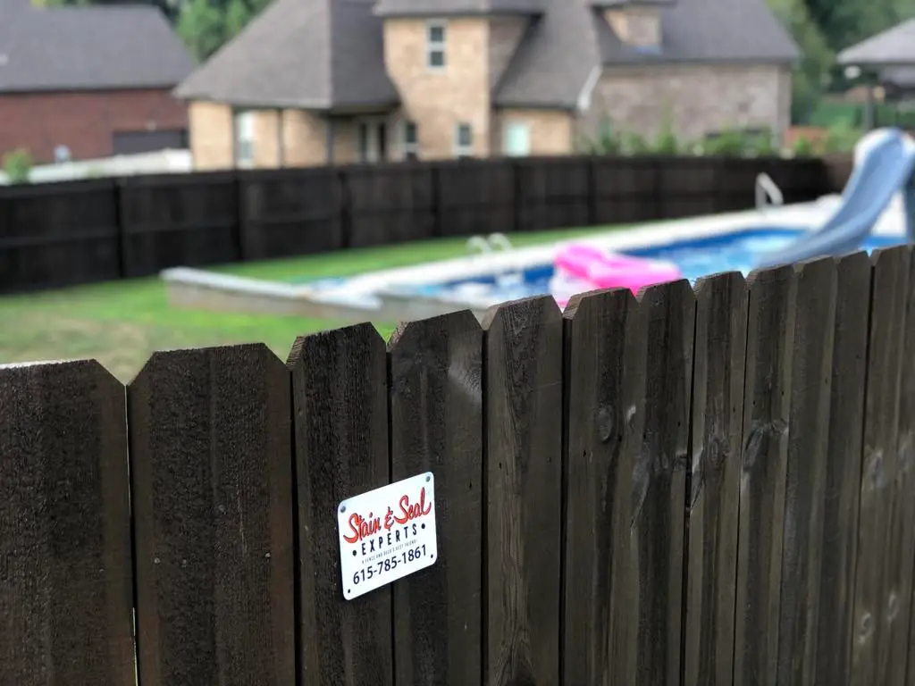 5 Key Traits of an Outstanding Tennessee Fence Staining Company