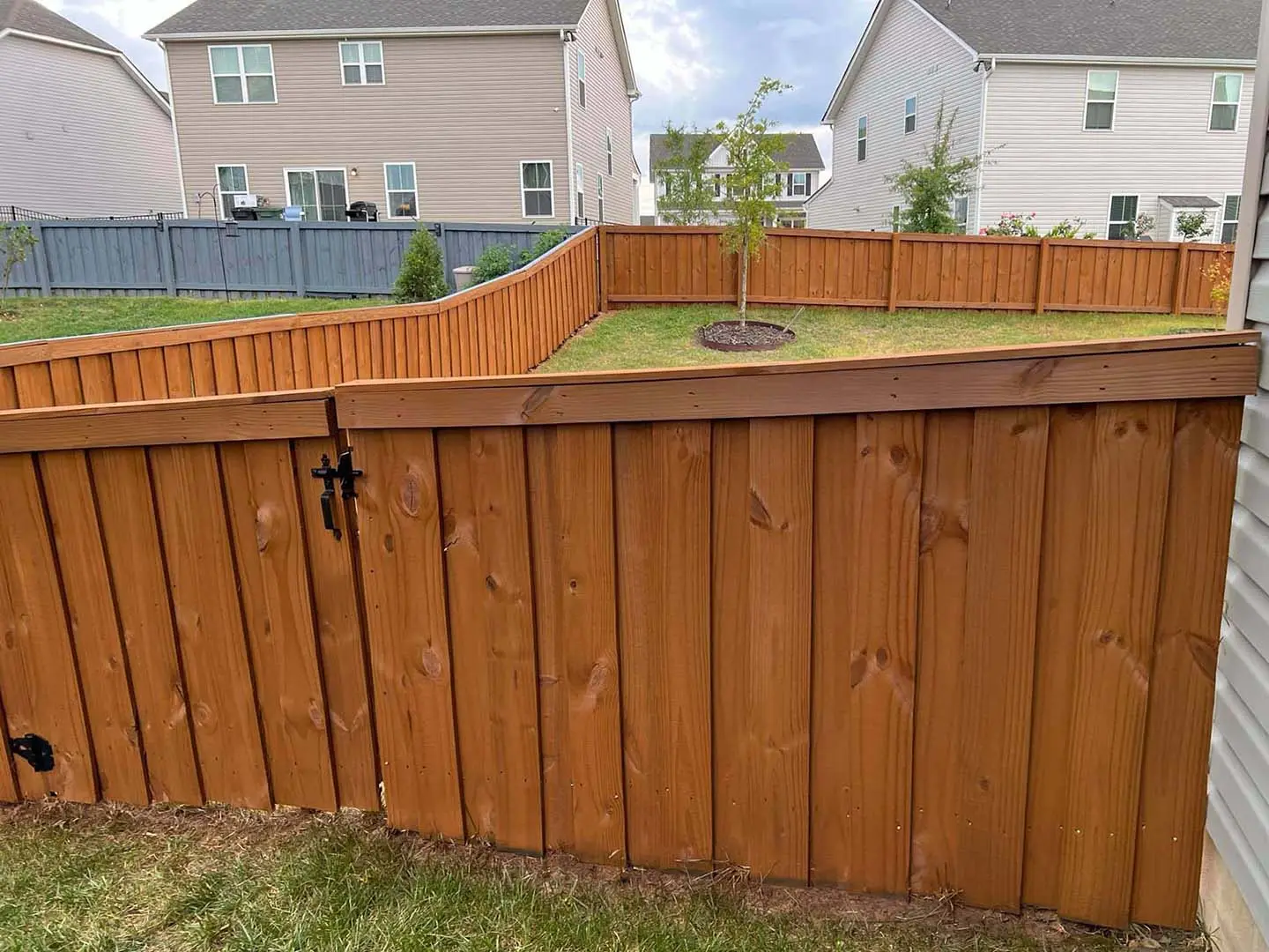 Signs It’s Time to Replace Your Fence From a Tennessee Wood Fence Restoration Company